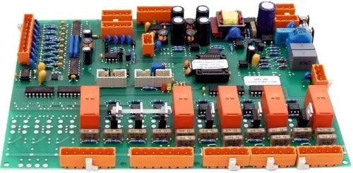 Hauptplatine mit verschiedenen elektronischen Bauteilen und Anschlussmöglichkeiten, hergestellt von der Marke Wolf. Sichtbare Widerstände, Kondensatoren und Relais auf der Platine.